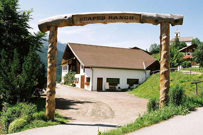 Seaper Ranch mit Torbogen in Mauern in Steinach am Brenner