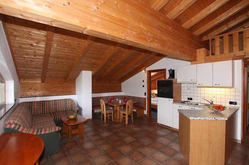 Appartement mit Küche und Wohnbereich bei der Seaper Ranch im Wipptal